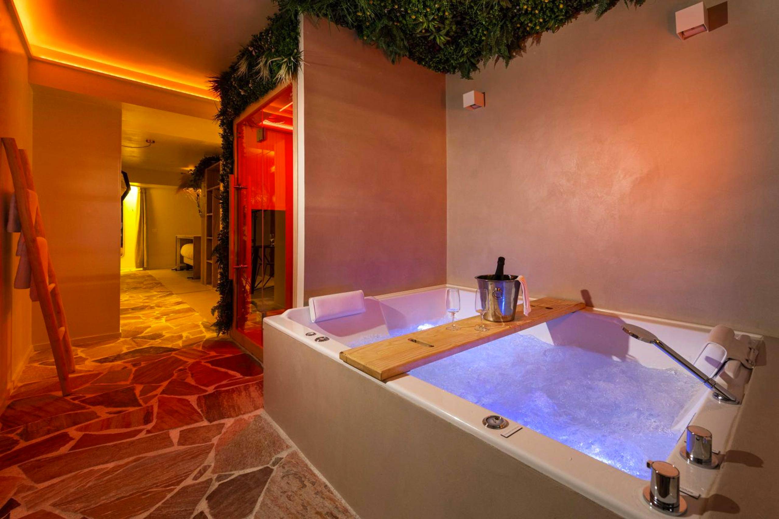 Jacuzzi privatif avec éclairage bleu et sauna - Minamina, chambre avec jacuzzi privatif