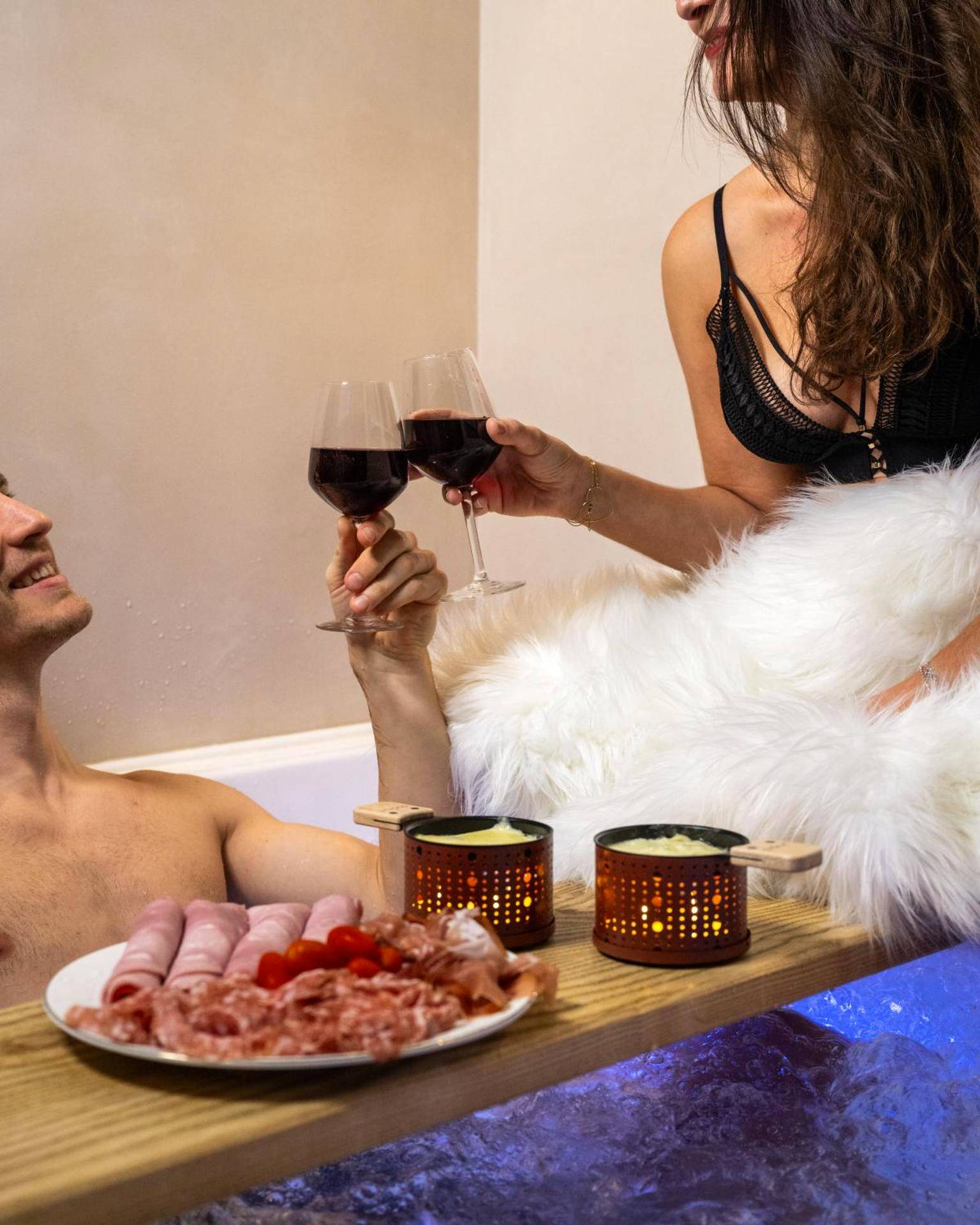 Dégustation de vin et charcuterie au jacuzzi - Minamina, chambre avec jacuzzi privatif