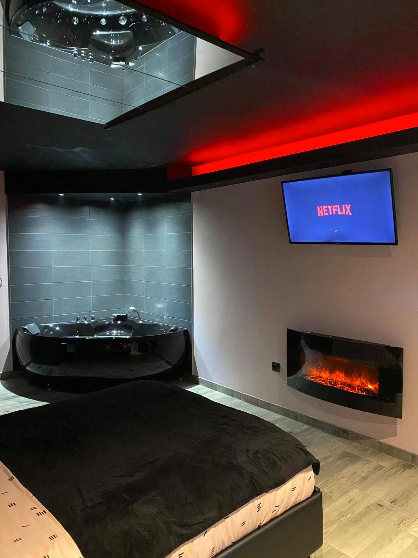 Jacuzzi d'angle et cheminée électrique - Love Room Wallers - Mine d'Amour