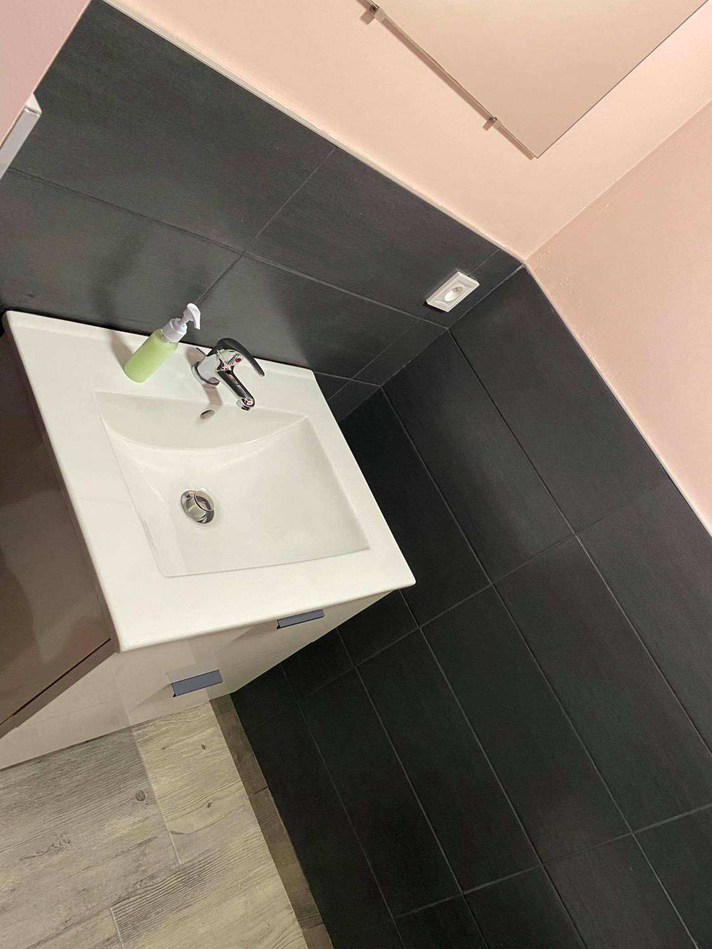 Vasque blanche sur meuble moderne - Mine d'Amour