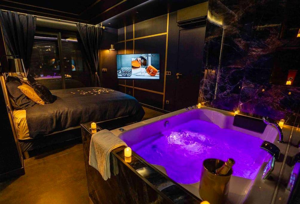 Jacuzzi privatif et lit avec pétales de rose - Love Room Corbas - Minka