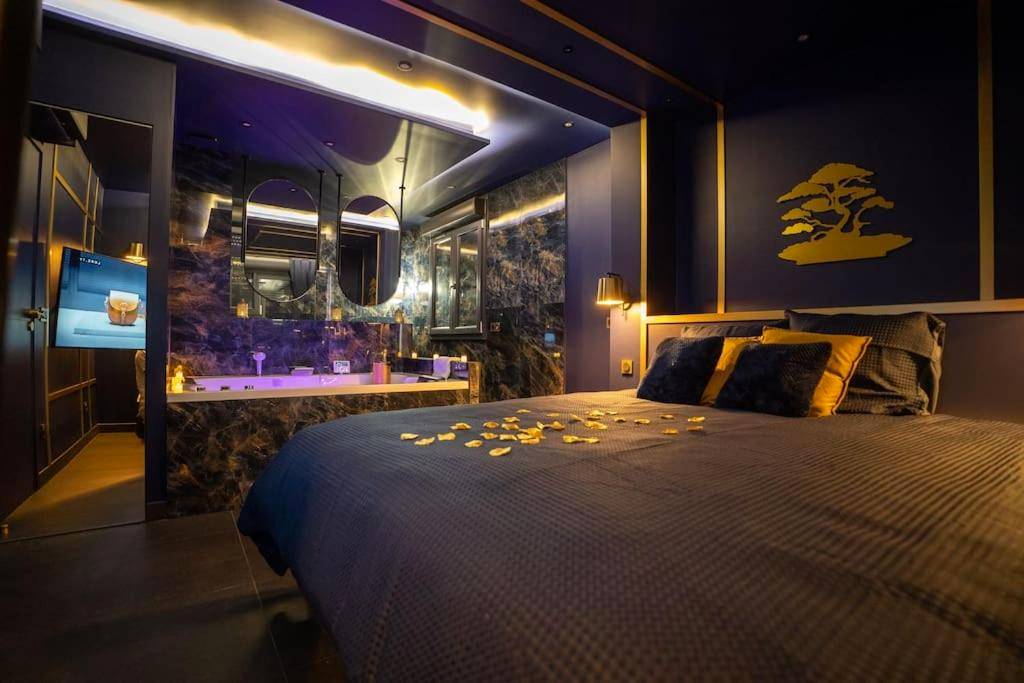 Lit double avec pétales et décoration dorée - Minka