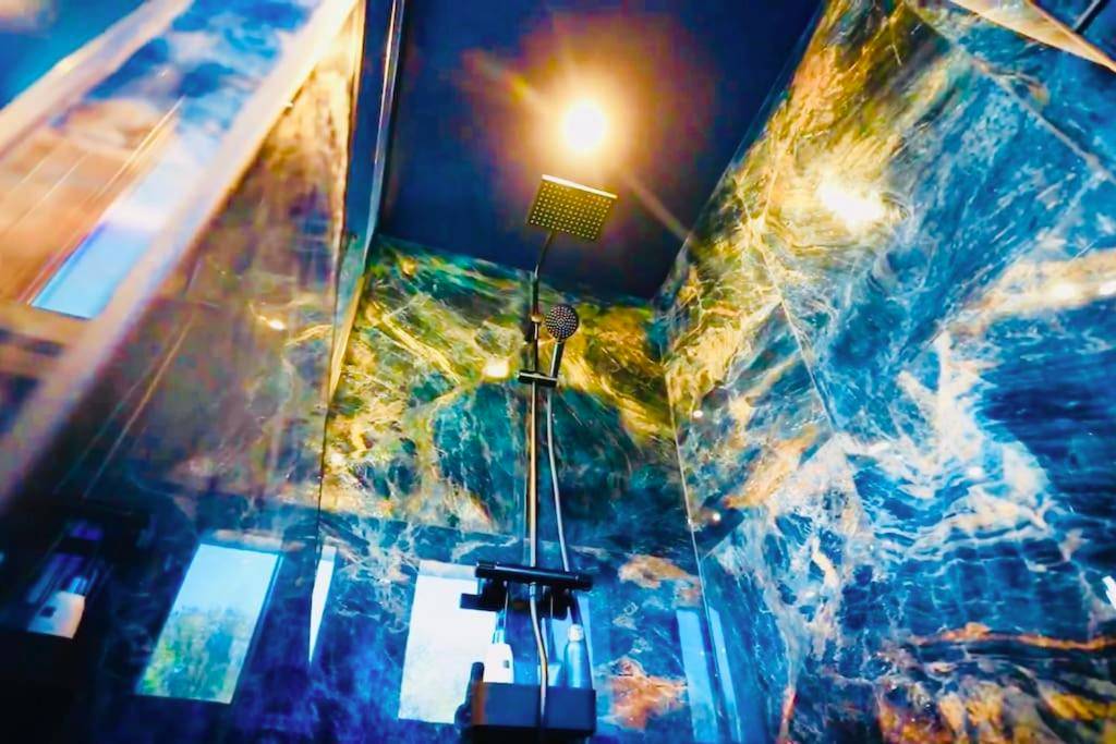 Douche à l'italienne avec parois marbrées - Minka