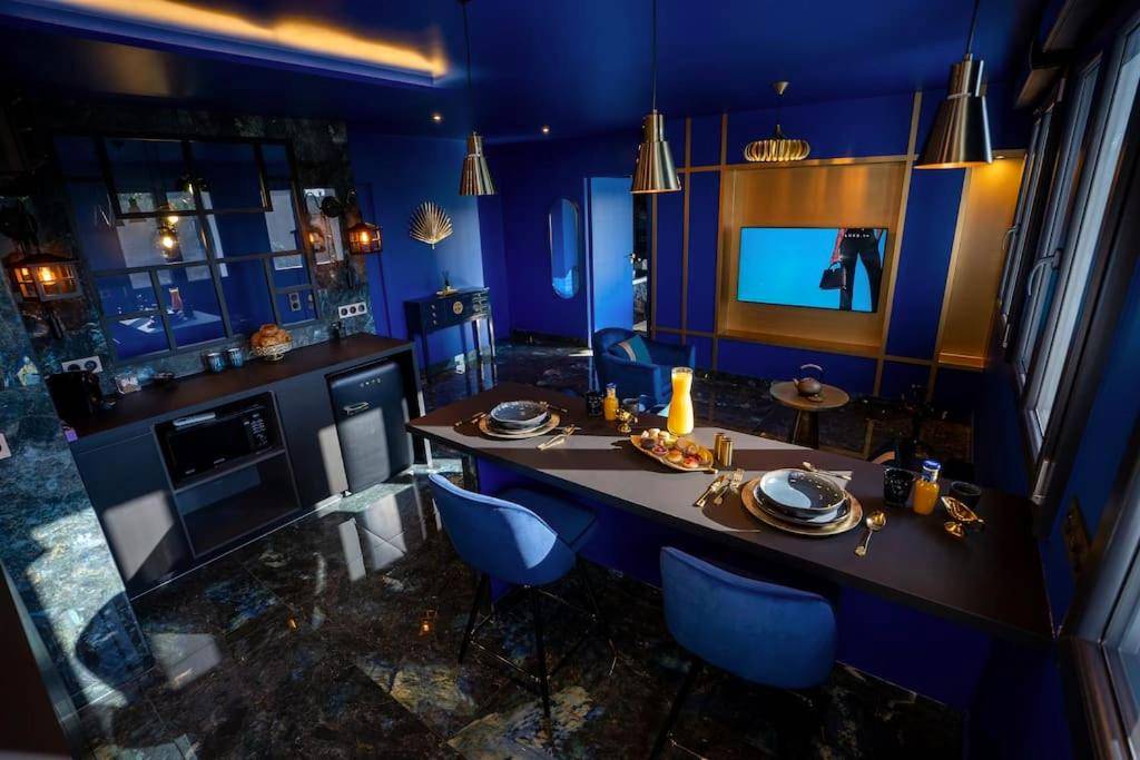 Espace cuisine et coin repas moderne bleu - Minka