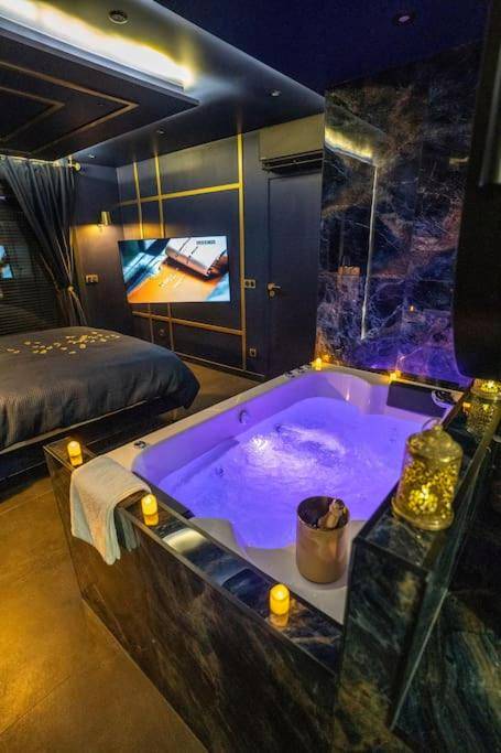 Baignoire balnéo éclairée et bougies - Minka