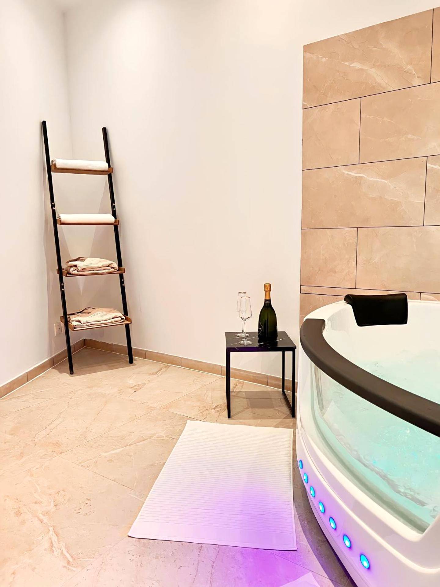 Photo du logement - Modern SPA - Cosy & Chic - JACCUZI