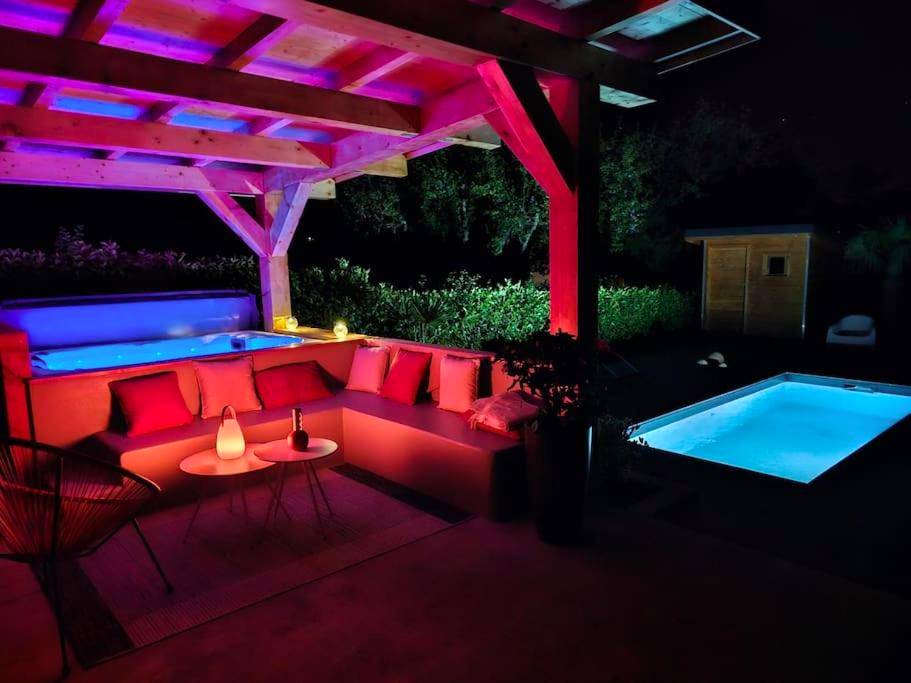 Terrasse avec jacuzzi et piscine éclairés - Love Room Gilly - sur - Isère - Un moment de détente