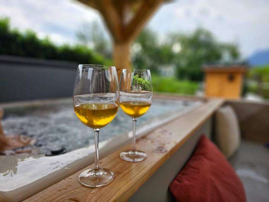 Deux verres de vin blanc au bord du jacuzzi - Un moment de détente