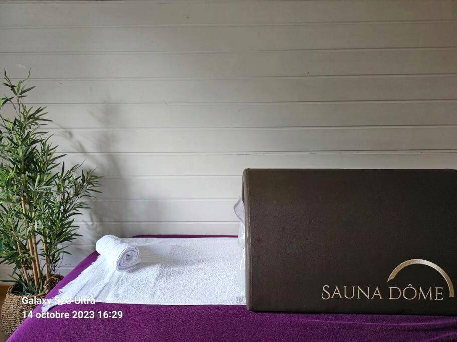Appareil de sauna dôme sur table de massage - Un moment de détente