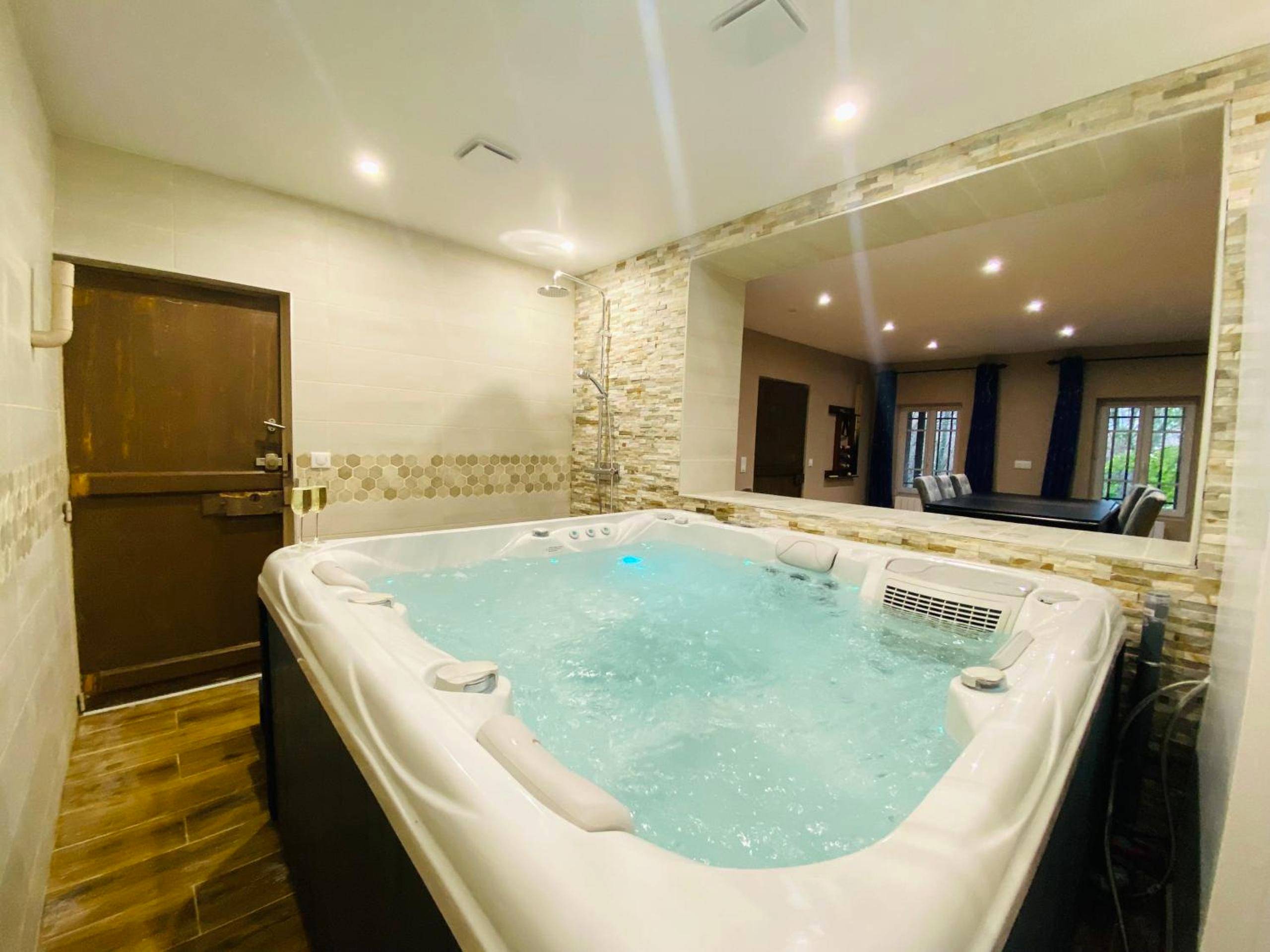 Jacuzzi privatif avec éclairage intégré - Love Room Rouen - Un moment hors du temps - Jacuzzi - Billard - Baby - Foot -...