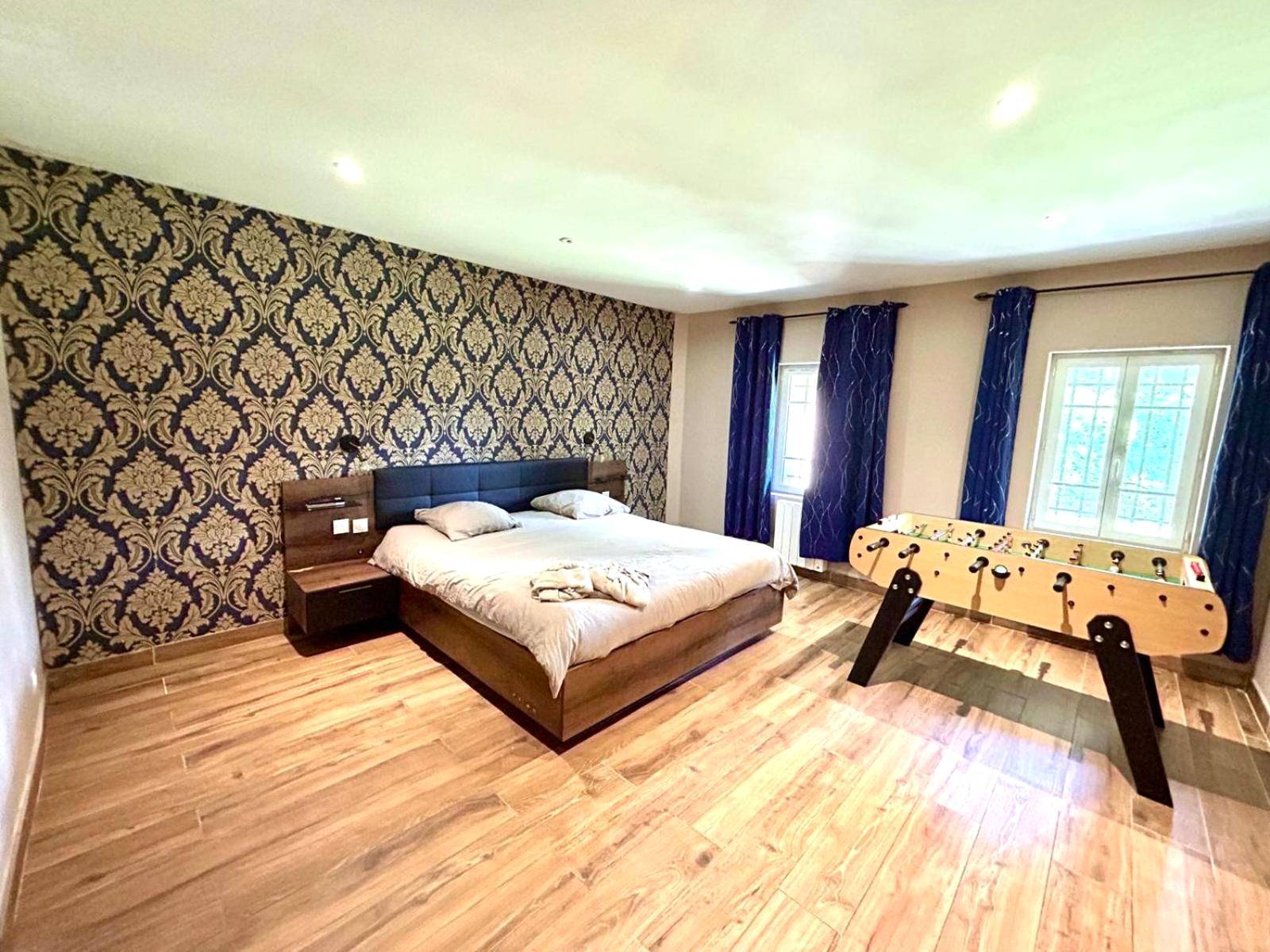 Chambre avec lit king size et baby - foot - Un moment hors du temps - Jacuzzi - Billard - Baby - Foot - Parking - 167