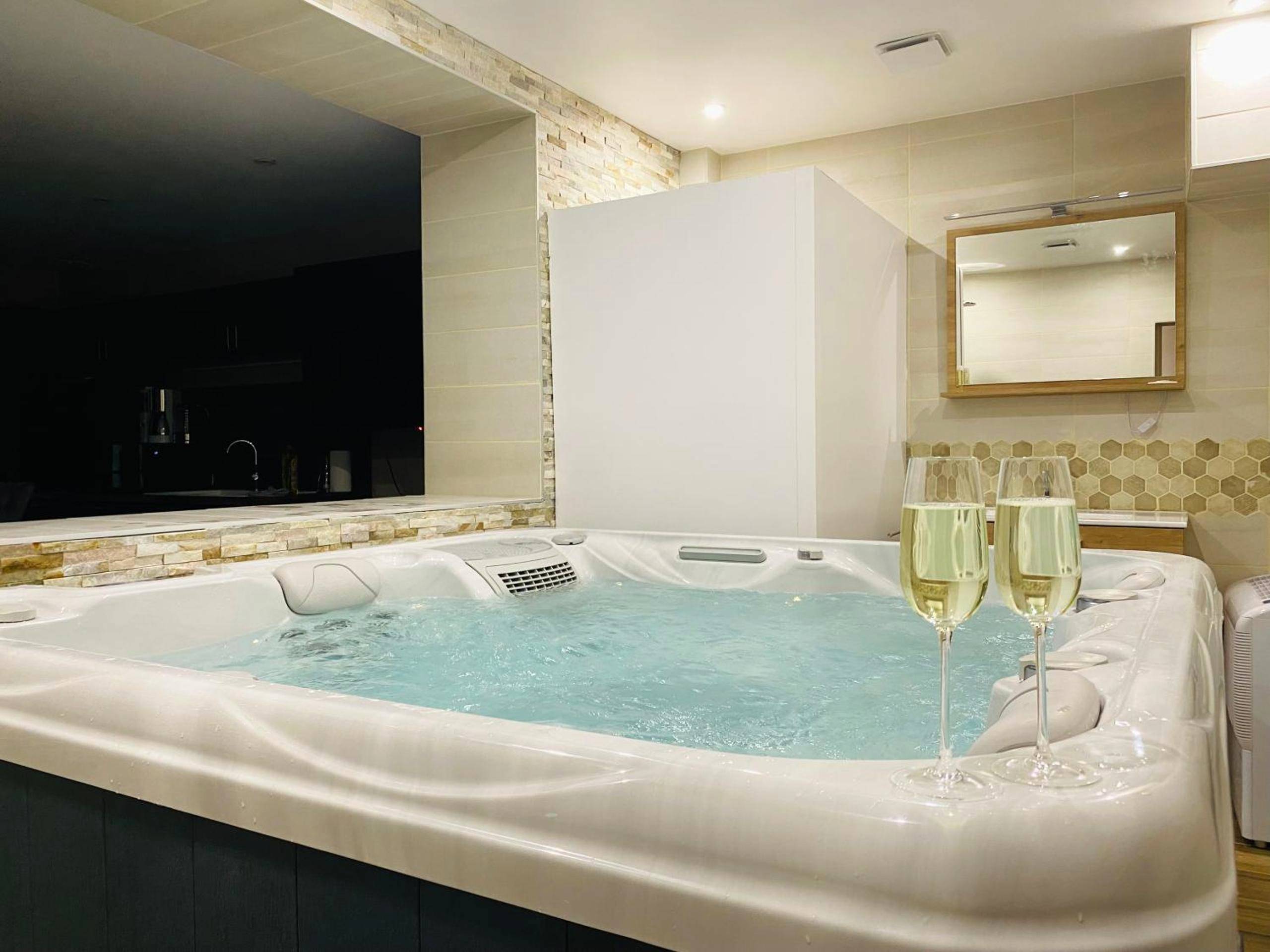 Détail du jacuzzi et flûtes de bienvenue - Un moment hors du temps - Jacuzzi - Billard - Baby - Foot - Parking - 167