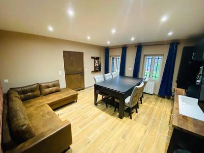 Espace salon avec canapé d'angle et table - Un moment hors du temps - Jacuzzi - Billard - Baby - Foot - Parking - 167