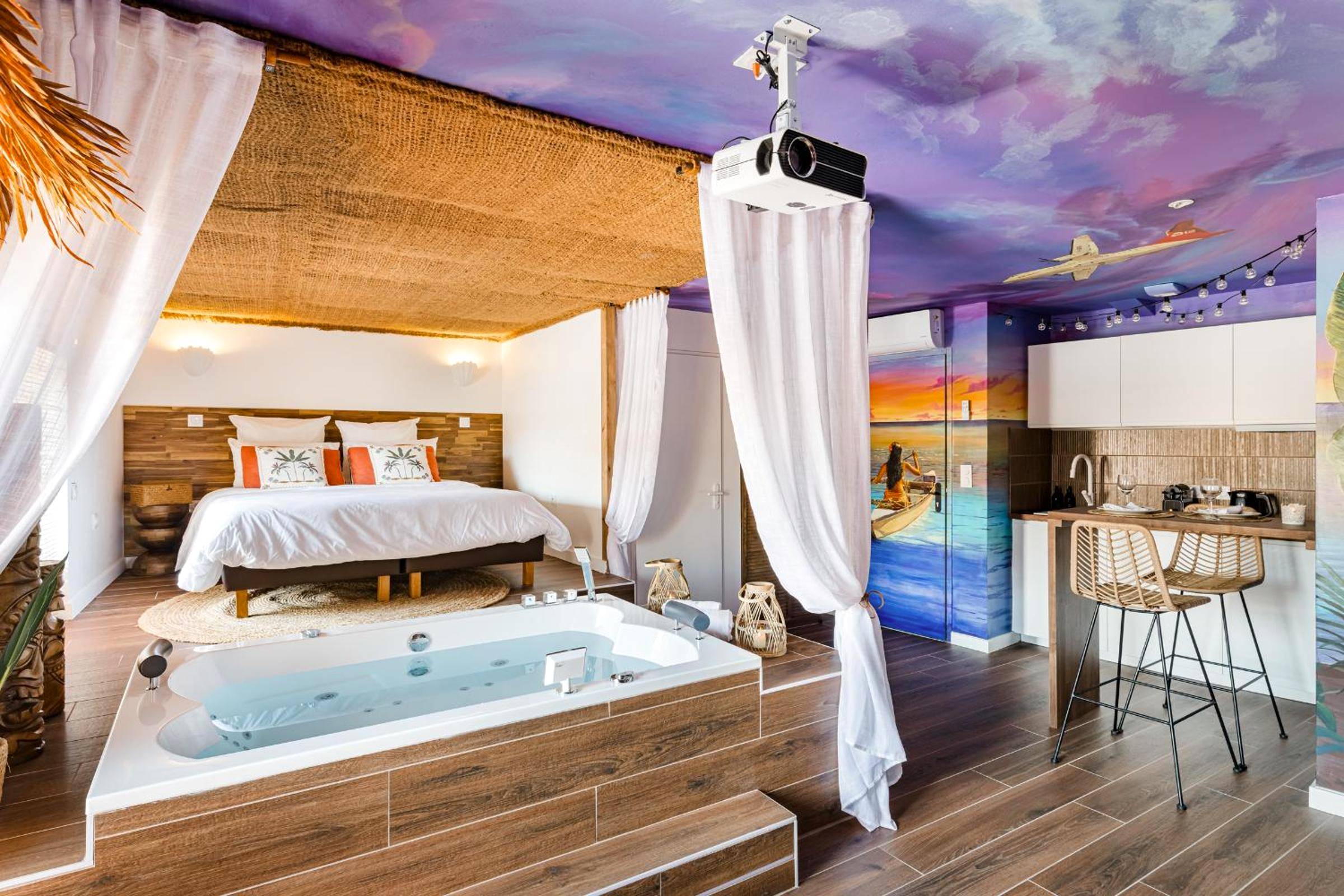 Lit double sous baldaquin et baignoire balnéo - Moments de douceur - Suite Laponie et Suite Tahiti