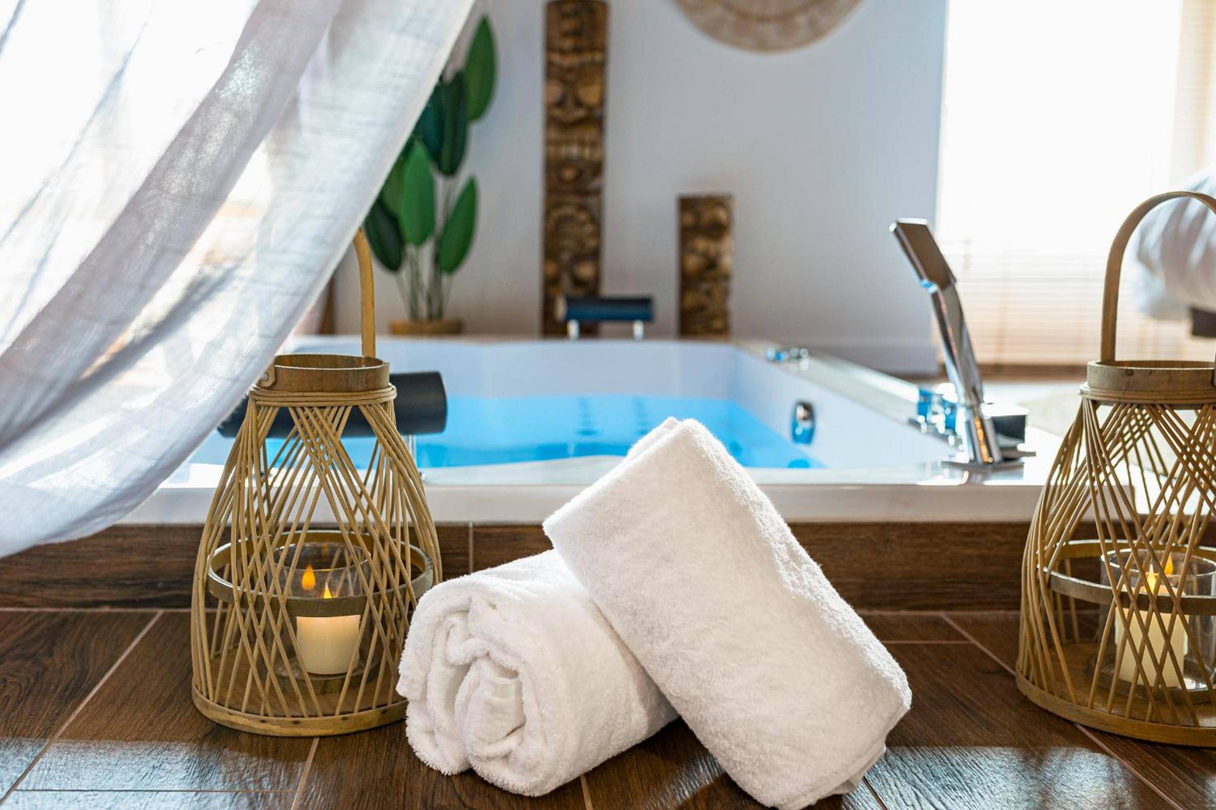 Serviettes blanches et lanternes près du jacuzzi - Moments de douceur - Suite Laponie et Suite Tahiti