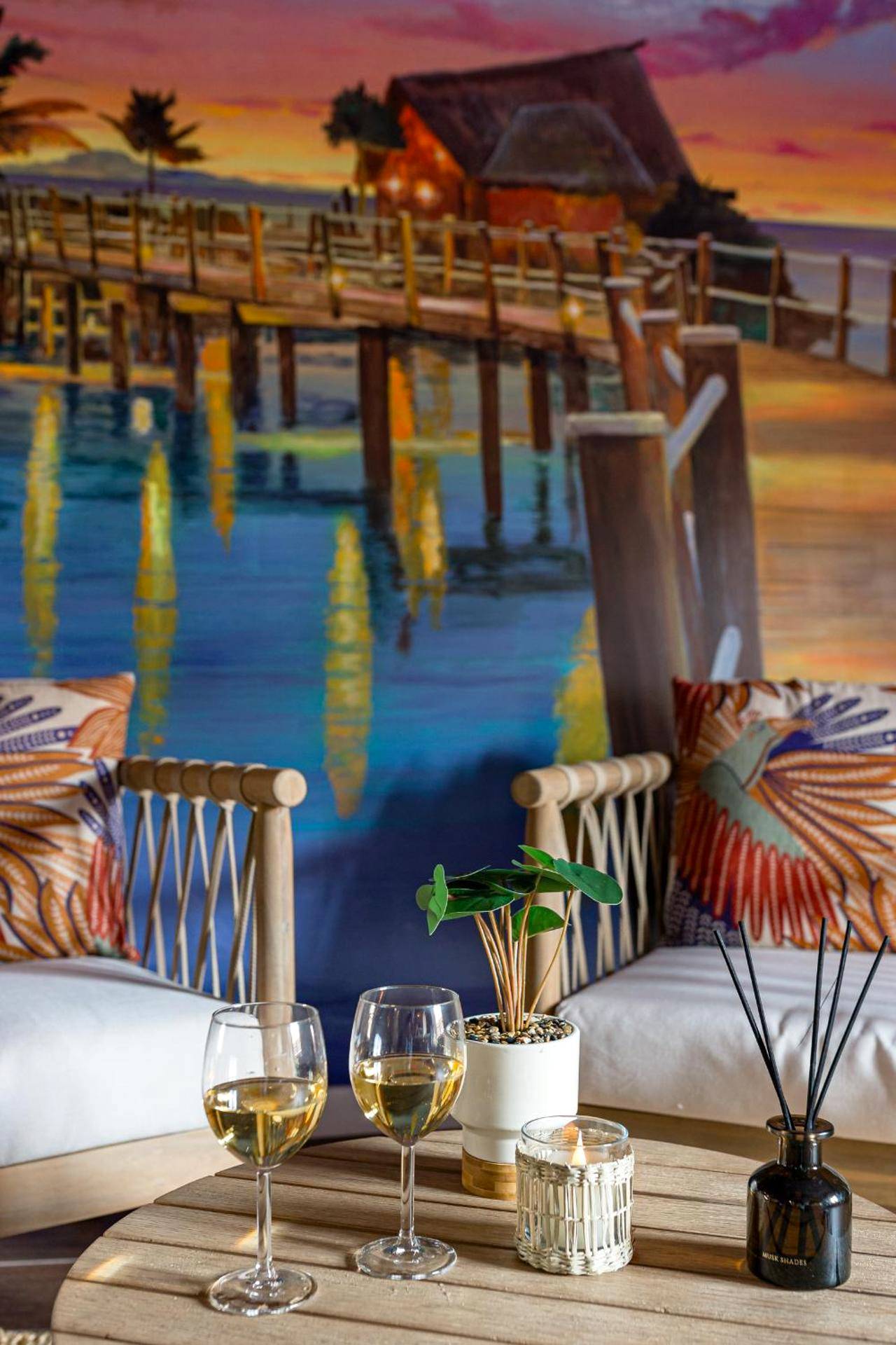 Verres de vin sur table basse et décor exotique - Moments de douceur - Suite Laponie et Suite Tahiti