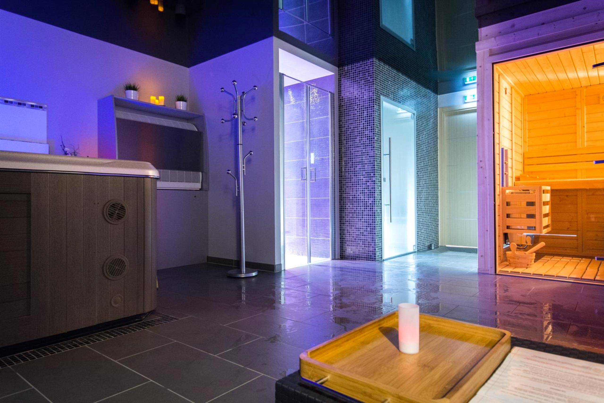 Espace bien - être avec jacuzzi et sauna en bois - Love Room Grandrieu - Mon Cocoon Spa