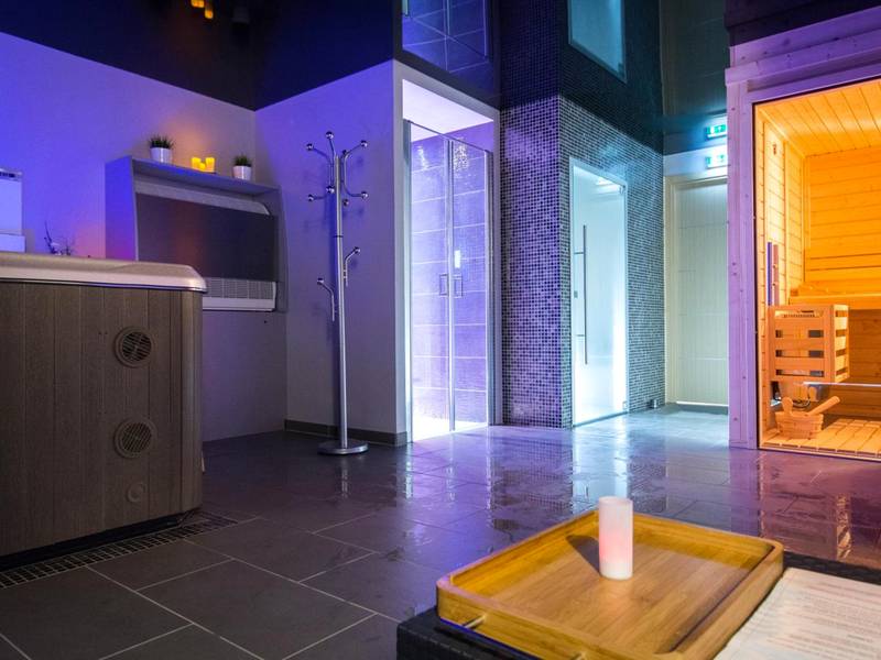 Espace bien - être avec jacuzzi et sauna en bois - Love Room Grandrieu - Mon Cocoon Spa