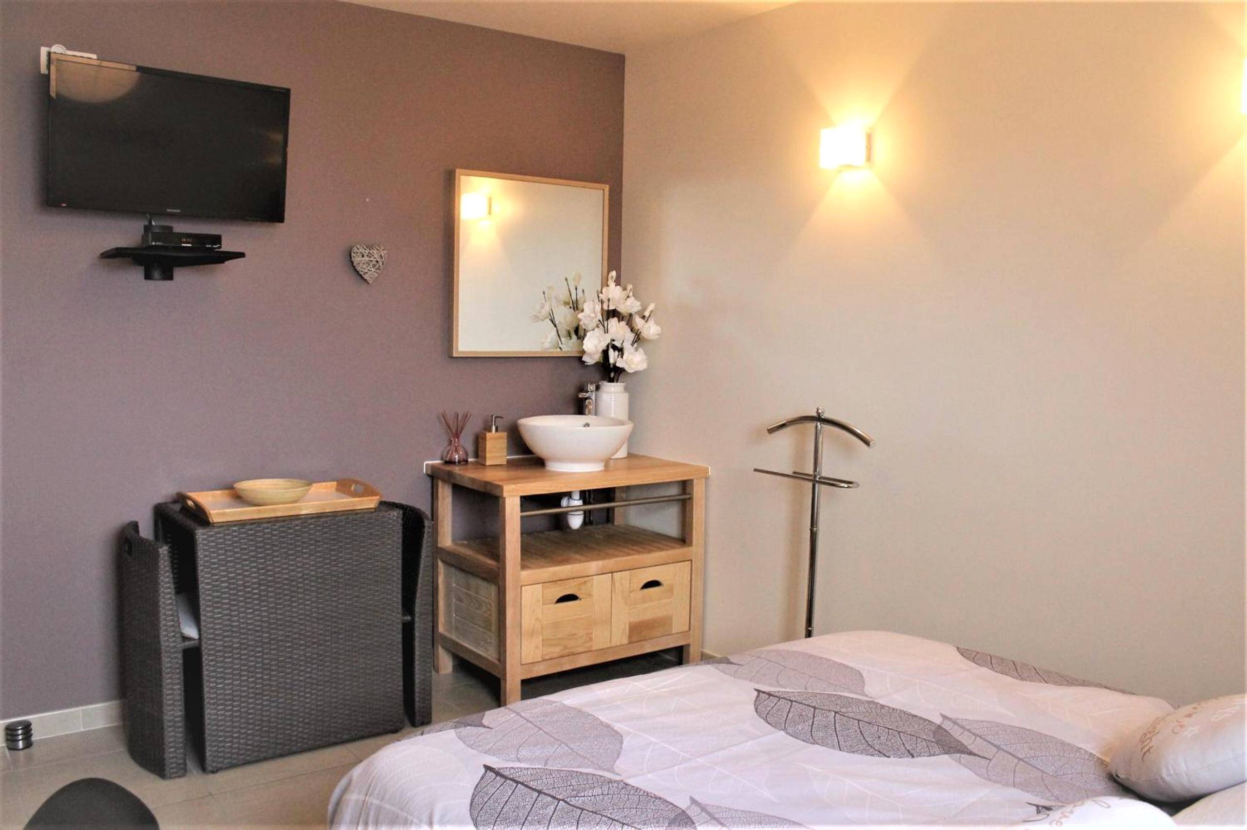 Chambre avec lit double et coin lavabo - Mon Cocoon Spa