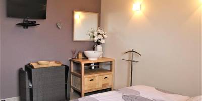 Chambre avec lit double et coin lavabo - Mon Cocoon Spa