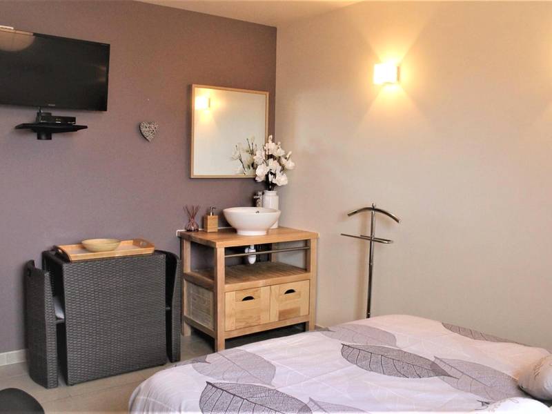 Chambre avec lit double et coin lavabo - Mon Cocoon Spa