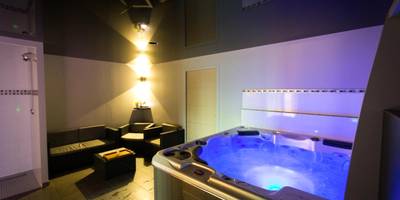 Jacuzzi privatif avec éclairage bleu et salon - Mon Cocoon Spa