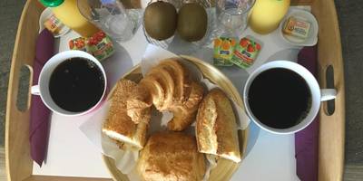 Plateau petit - déjeuner avec viennoiseries - Mon Cocoon Spa