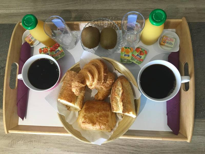 Plateau petit - déjeuner avec viennoiseries - Mon Cocoon Spa