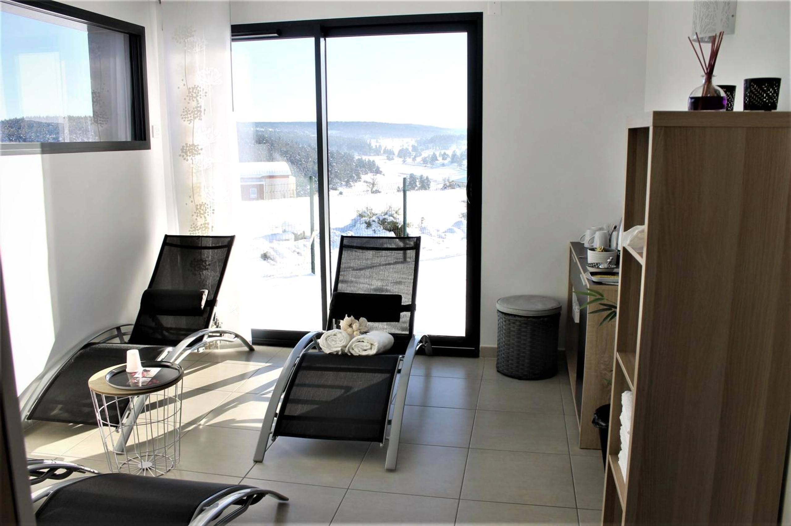 Espace détente avec transats et vue enneigée - Mon Cocoon Spa