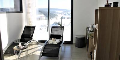 Espace détente avec transats et vue enneigée - Mon Cocoon Spa