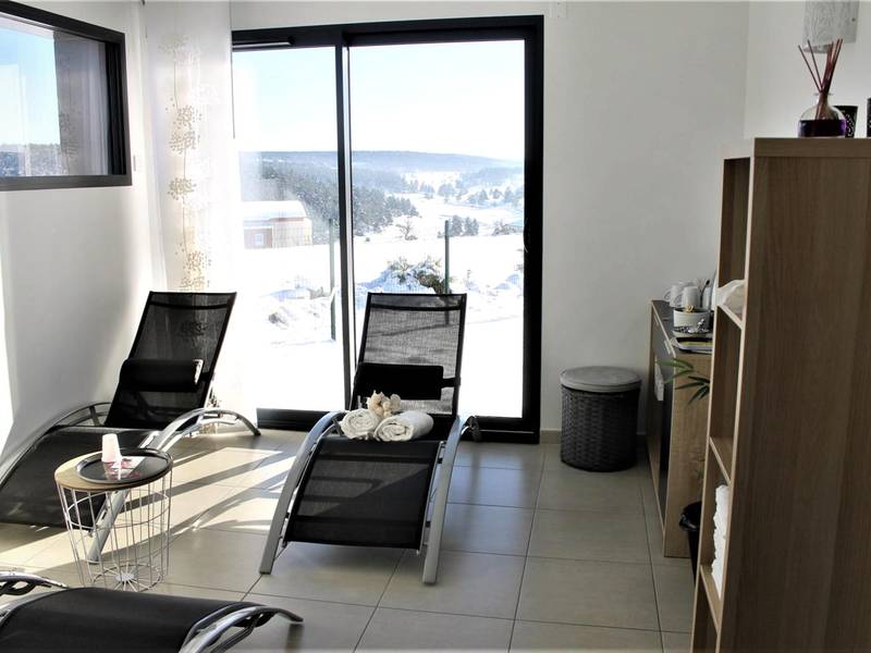 Espace détente avec transats et vue enneigée - Mon Cocoon Spa