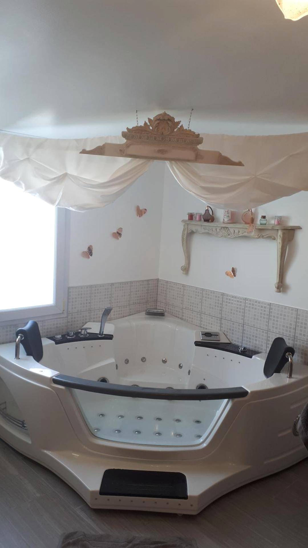 Jacuzzi d'angle avec ciel de lit blanc - Mon Désir