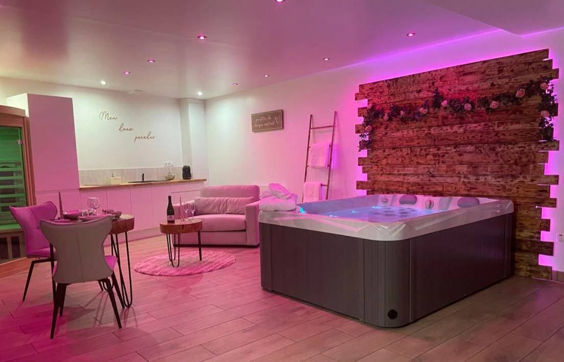 Espace détente avec jacuzzi et mur en bois - Love Room Saint - Germain - la - Poterie - Mon doux paradis