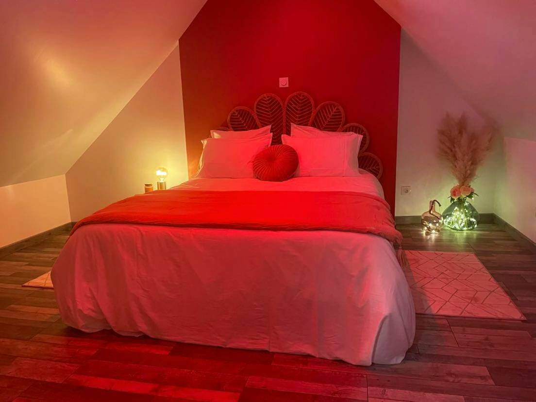 Lit double sous combles avec éclairage rouge - Mon doux paradis