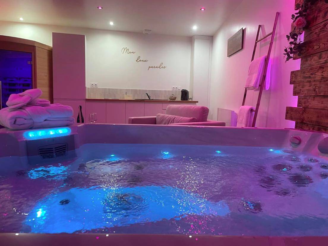 Jacuzzi bouillonnant avec éclairage bleu - Mon doux paradis