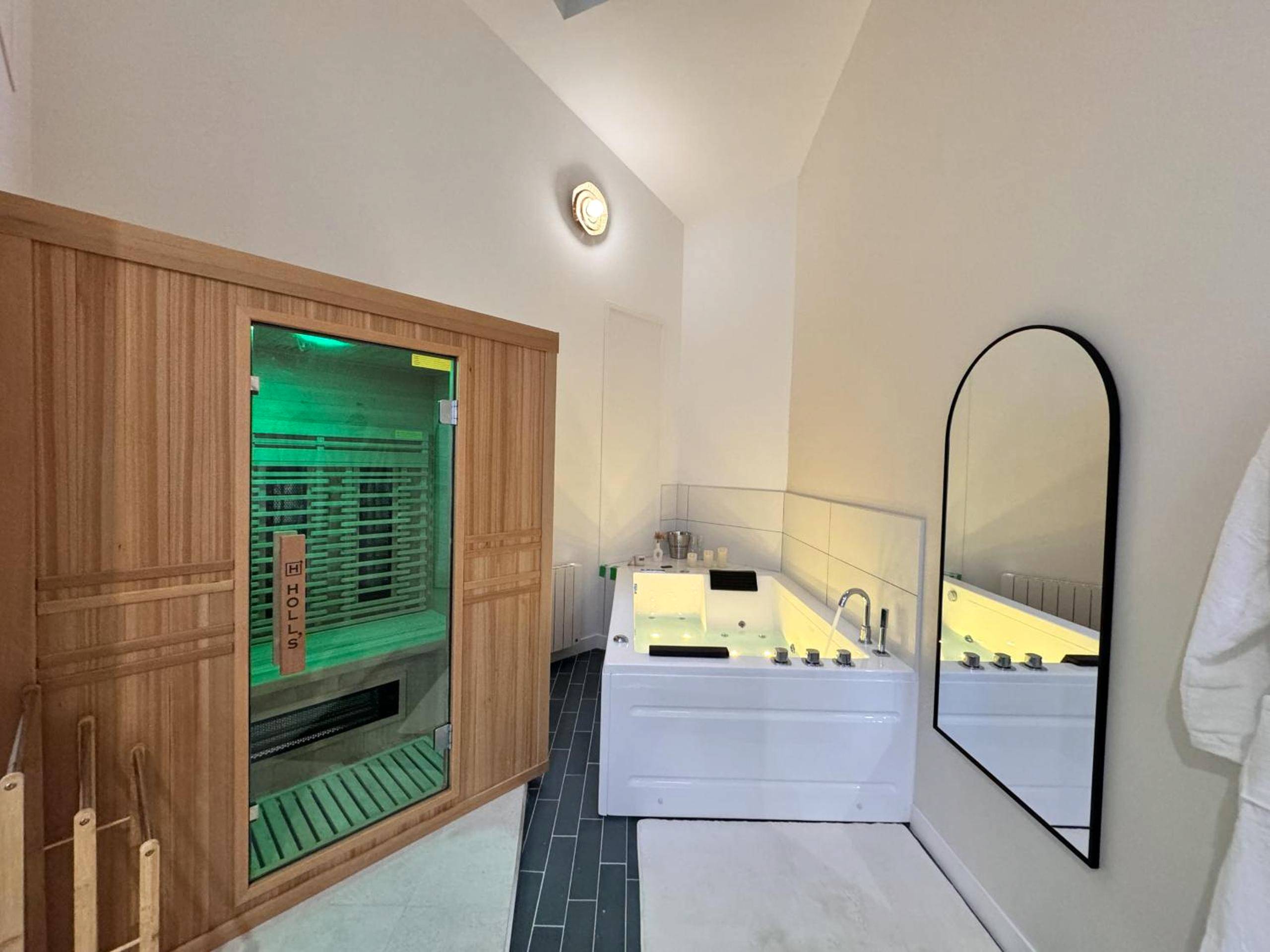 Photo du logement - Mon spa privé - Balnéo & Sauna - Le Mans insolite - Le Mans