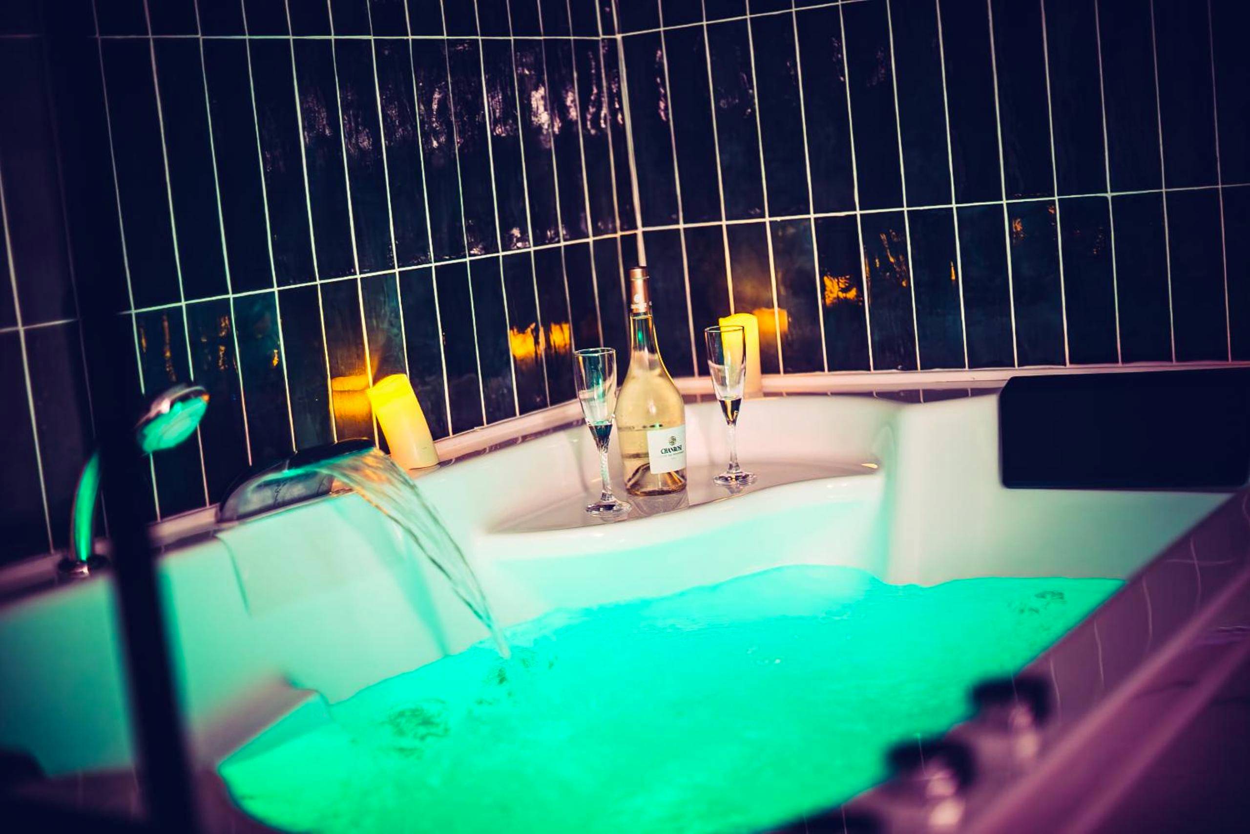 Baignoire balnéo avec chromothérapie et vin - Love Room Marseille - Love Room du Mont d'Or - Baignoire SPA - Minibar offert