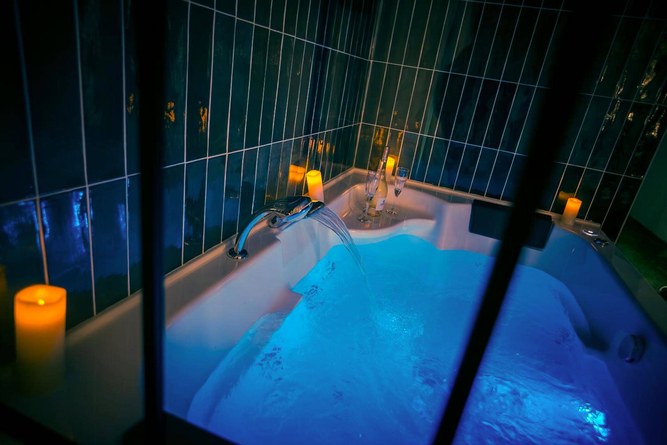 Photo du logement - Love Room du Mont d'Or - Baignoire SPA - Minibar offert