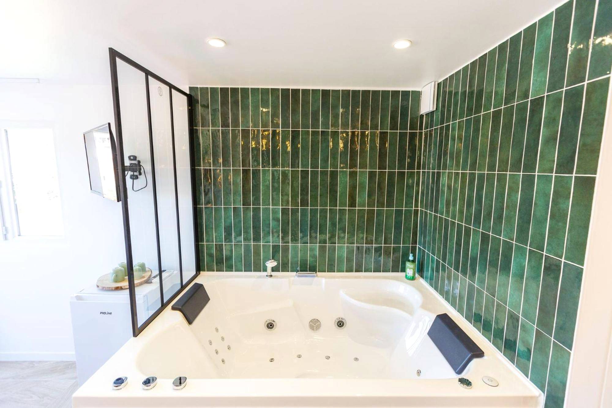 Photo du logement - Love Room du Mont d'Or - Baignoire SPA - Minibar offert - Marseille