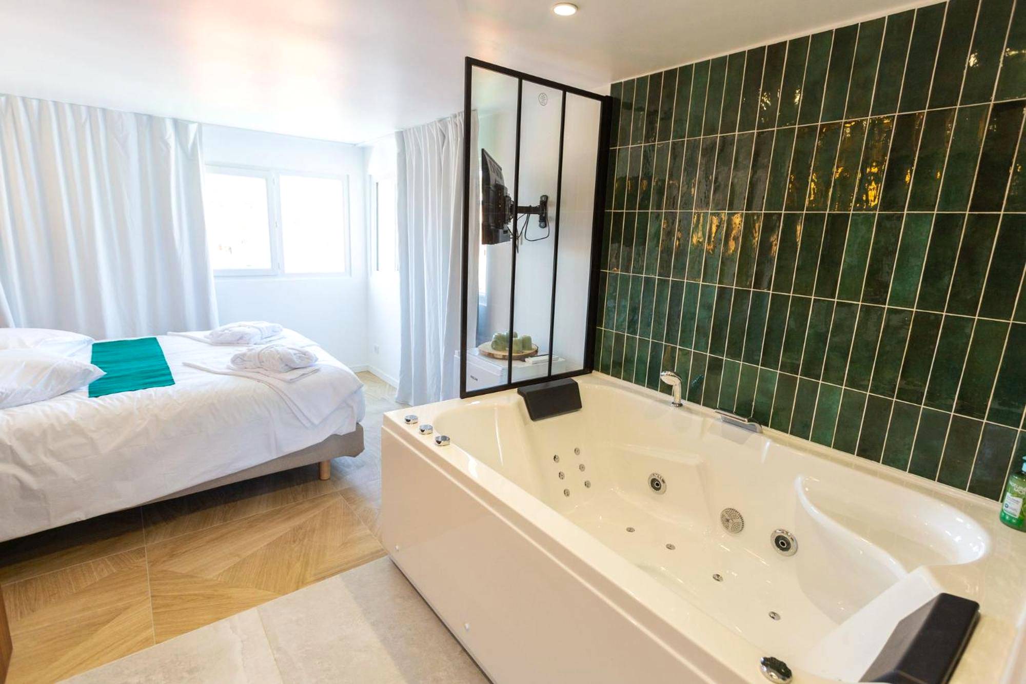 Photo du logement - Love Room du Mont d'Or - Baignoire SPA - Minibar offert