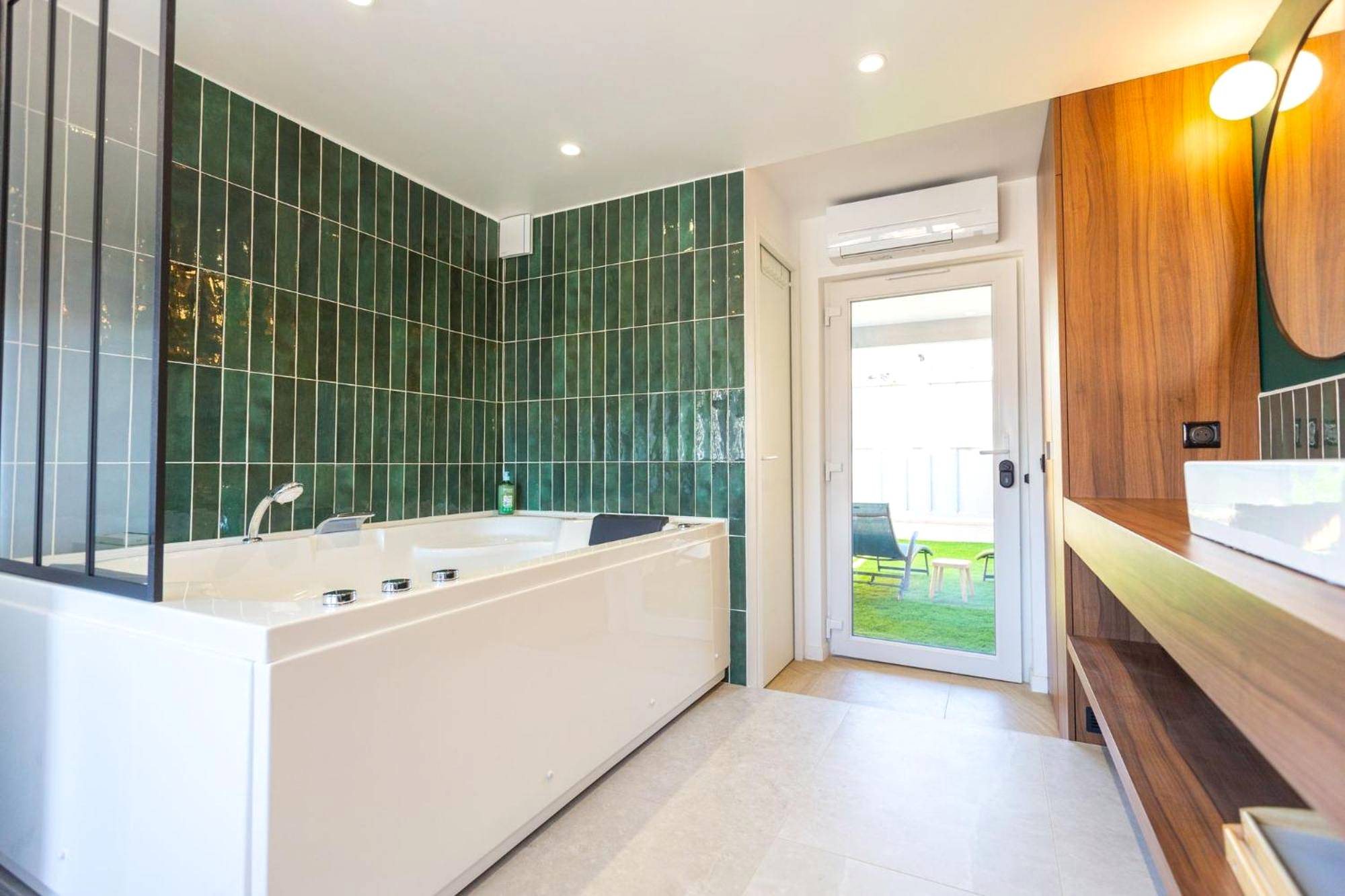 Photo du logement - Love Room du Mont d'Or - Baignoire SPA - Minibar offert