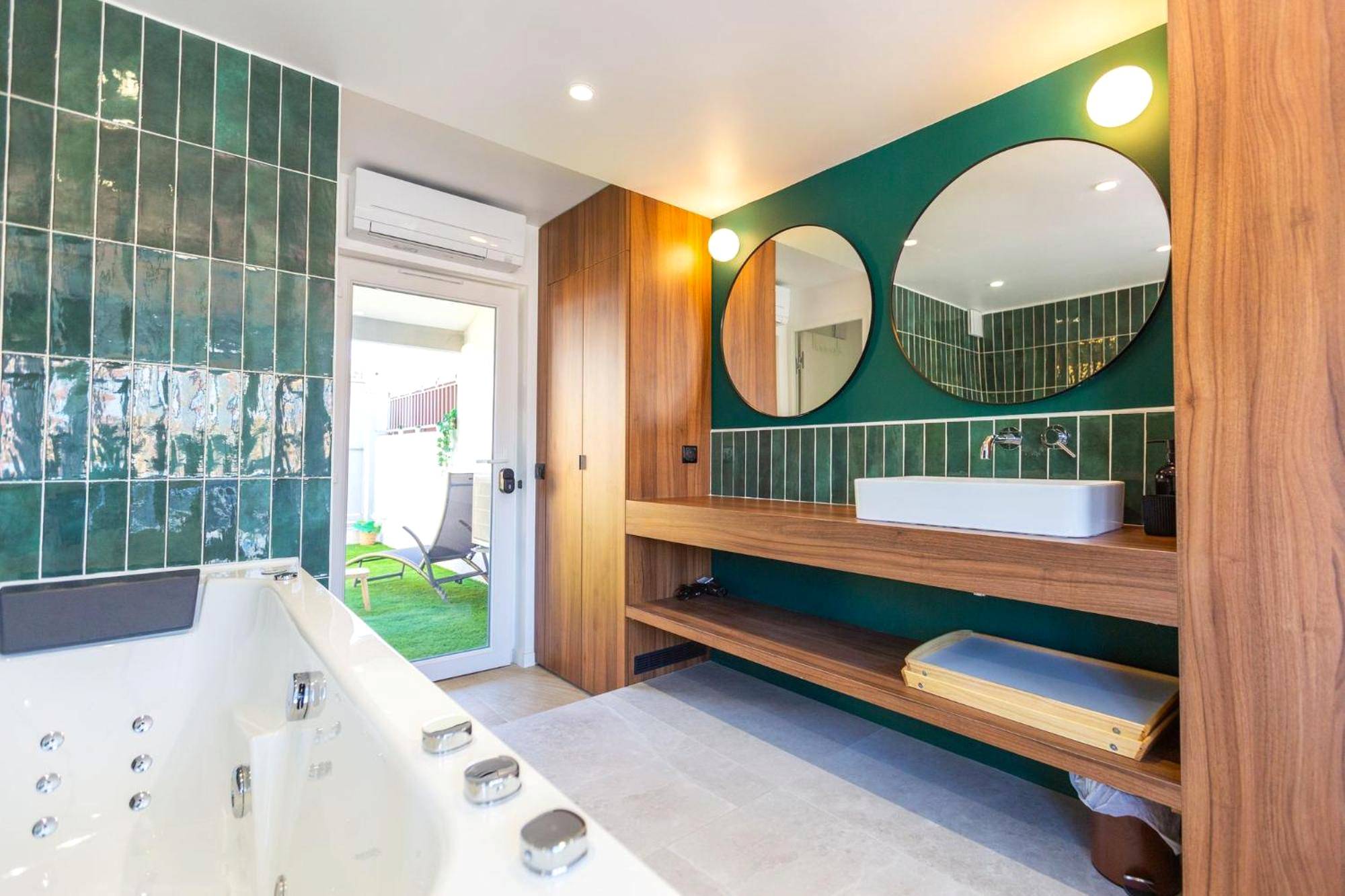 Photo du logement - Love Room du Mont d'Or - Baignoire SPA - Minibar offert - Marseille