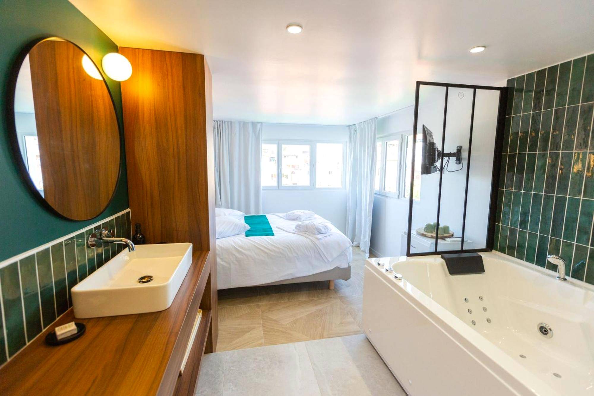 Photo du logement - Love Room du Mont d'Or - Baignoire SPA - Minibar offert