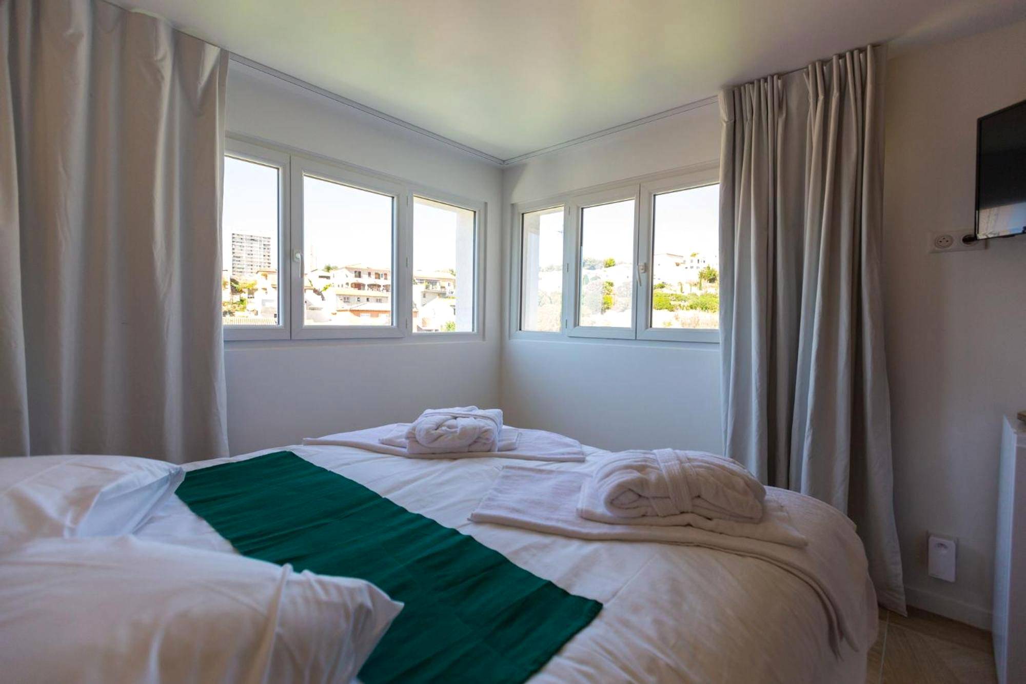 Photo du logement - Love Room du Mont d'Or - Baignoire SPA - Minibar offert - Marseille