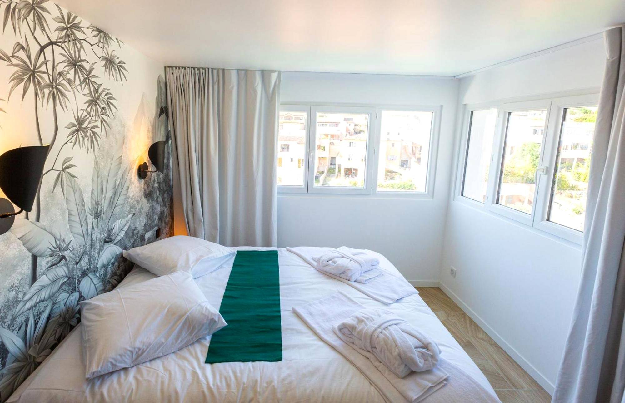 Photo du logement - Love Room du Mont d'Or - Baignoire SPA - Minibar offert