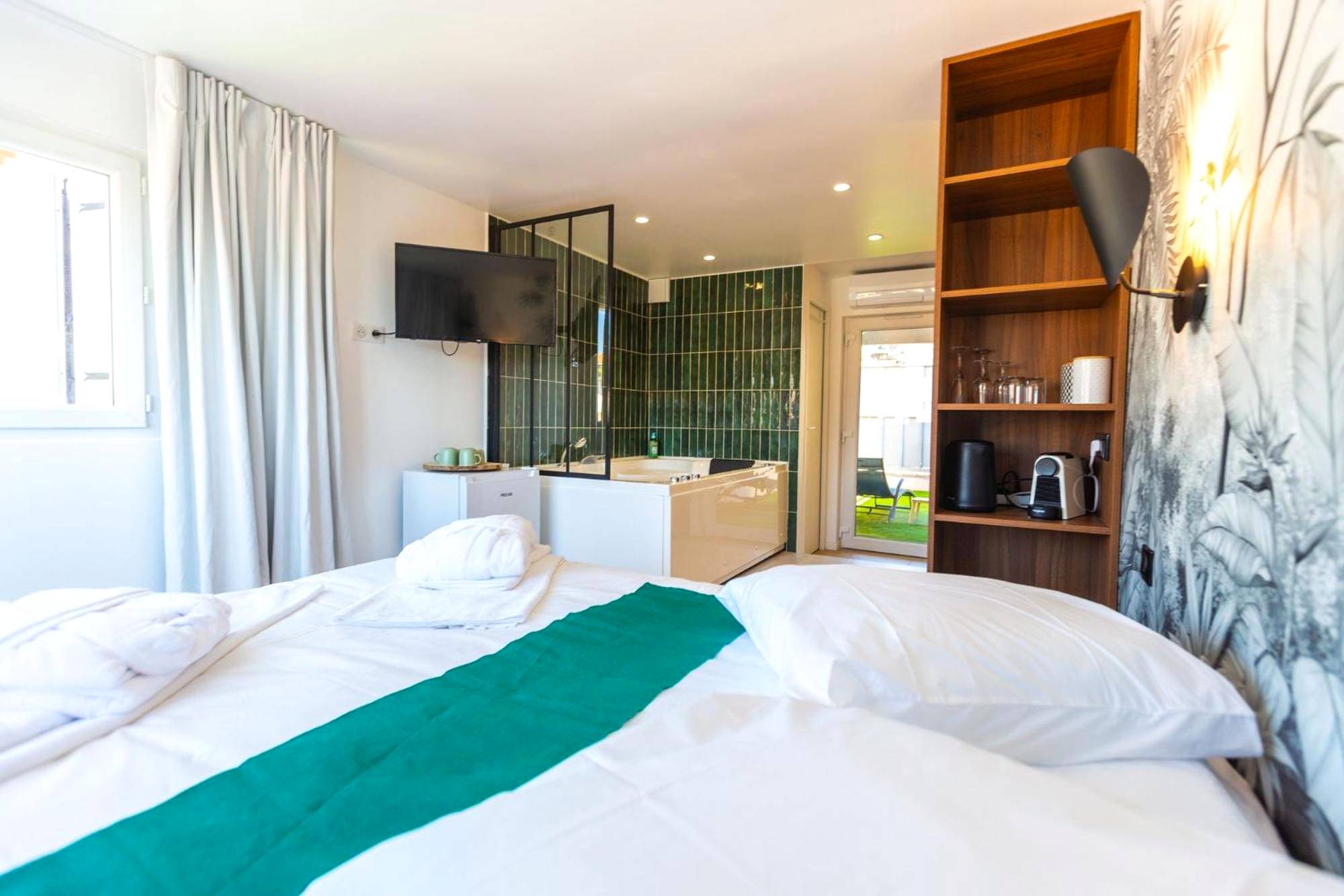 Photo du logement - Love Room du Mont d'Or - Baignoire SPA - Minibar offert