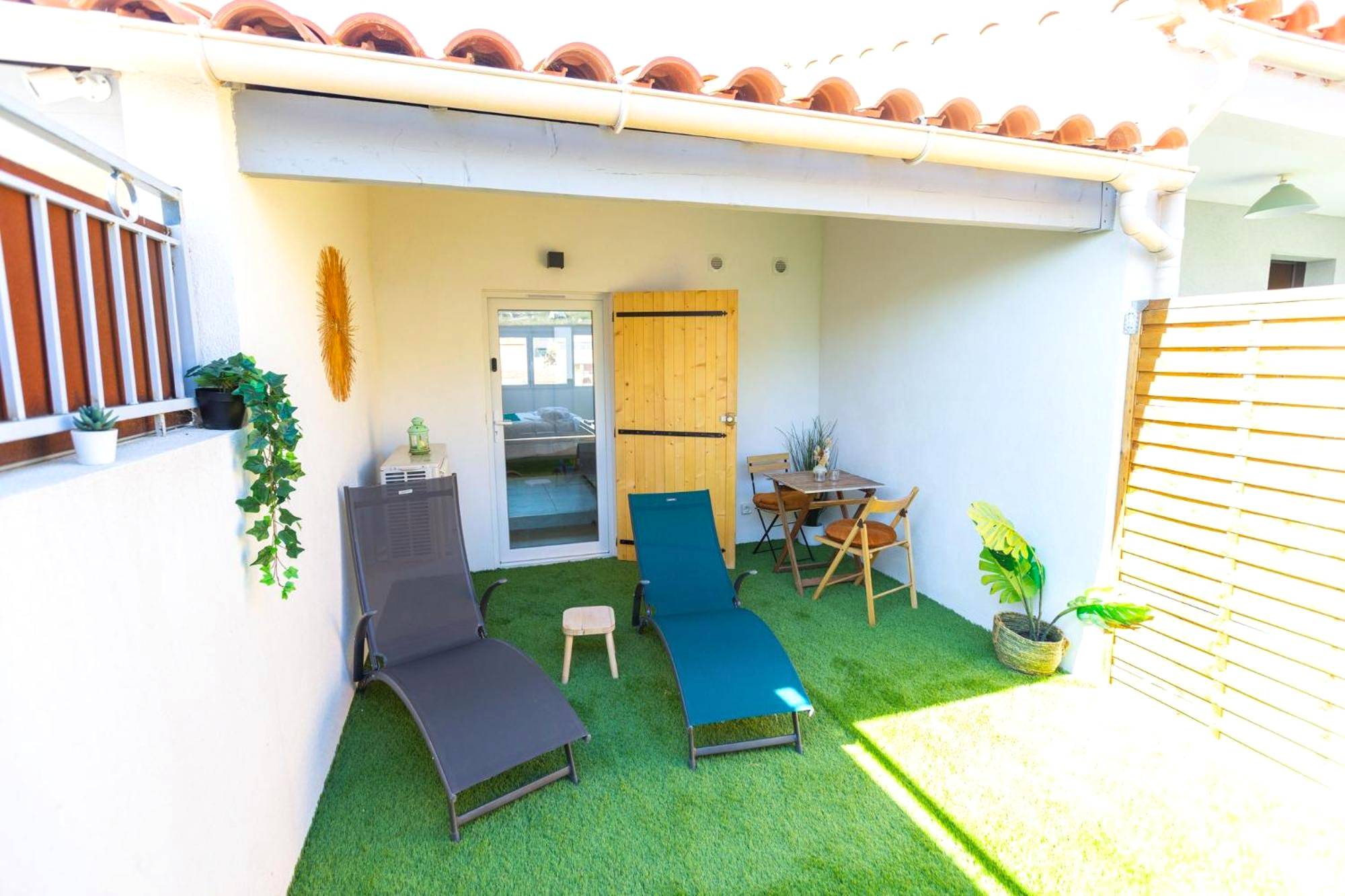 Terrasse privative avec transats et gazon - Love Room du Mont d'Or - Baignoire SPA - Minibar offert