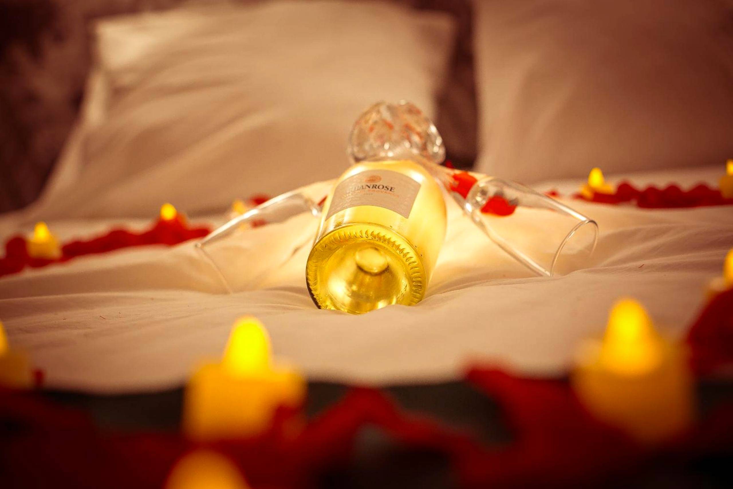 Photo du logement - Love Room du Mont d'Or - Baignoire SPA - Minibar offert