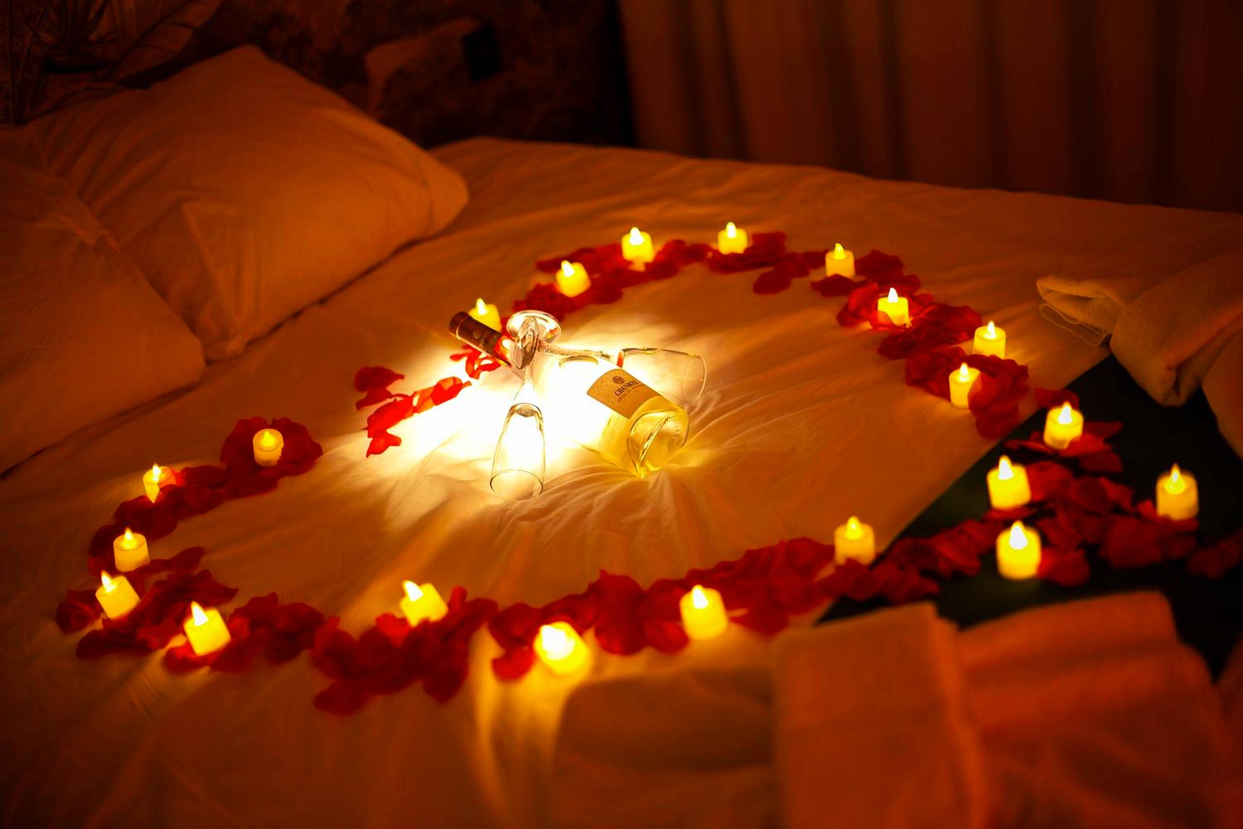 Photo du logement - Love Room du Mont d'Or - Baignoire SPA - Minibar offert - Marseille