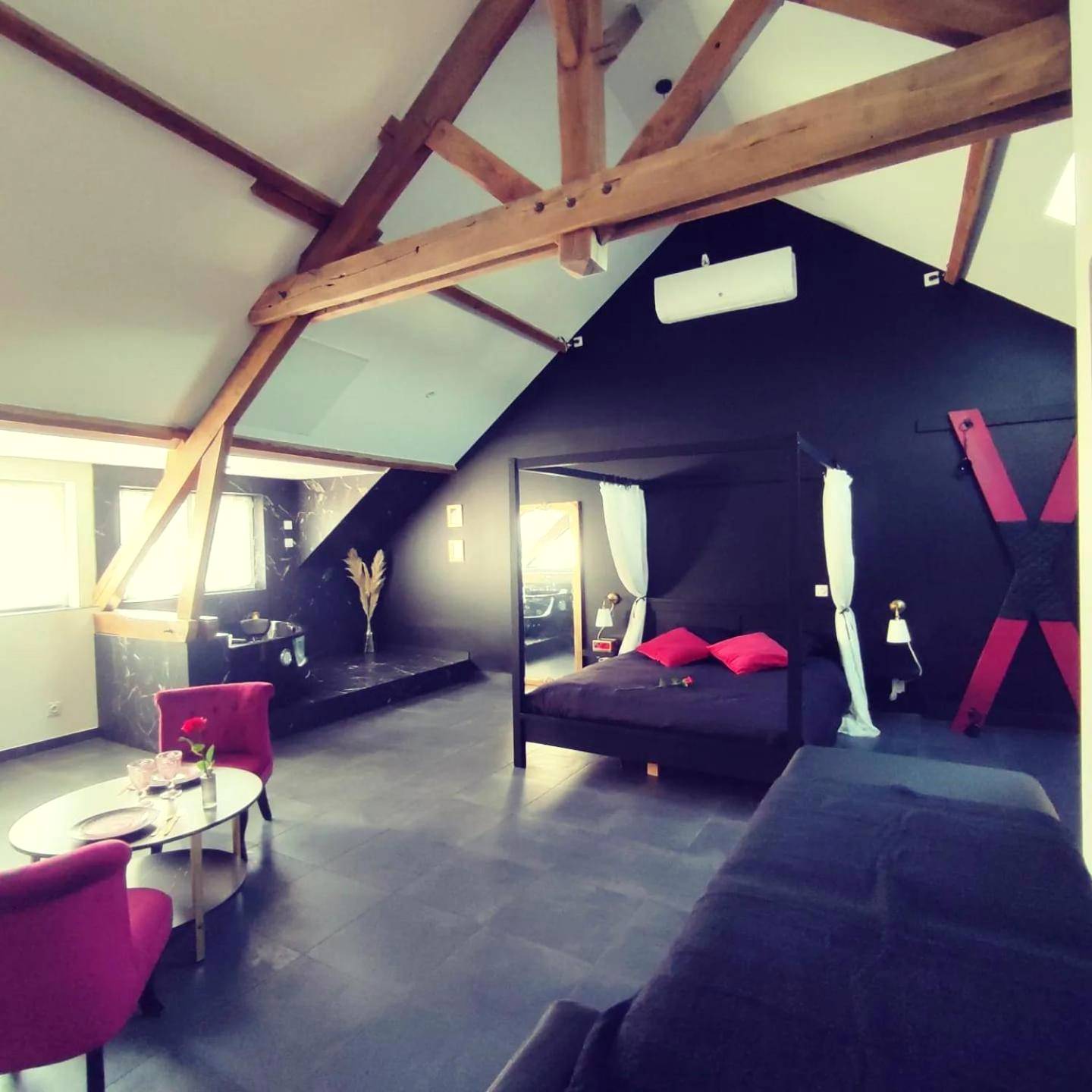 Lit à baldaquin et croix de Saint - André - Love Room à Montargis